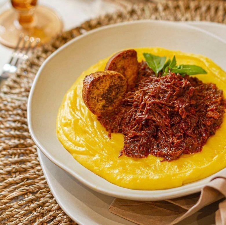 Ragu de patinho com mousseline de batata inglesa